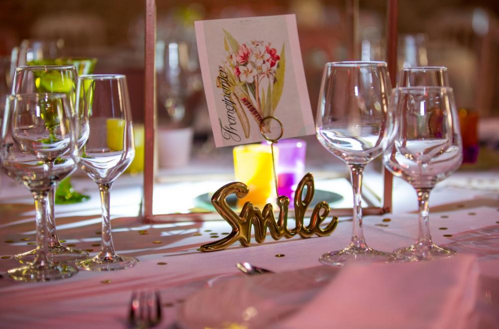 Décoration de tables de mariages colorés, fleurs et feuillages