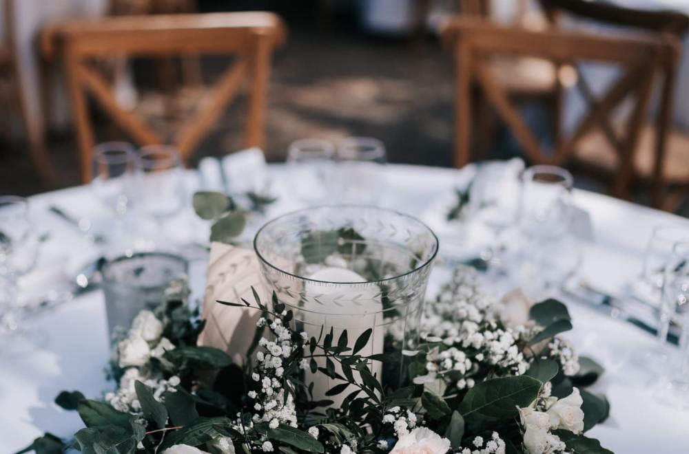 Les couronnes fleuries et bougies, centres de table