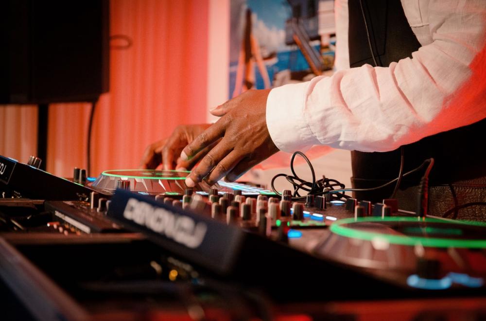 DJ et artistes, mariages et soirées animés