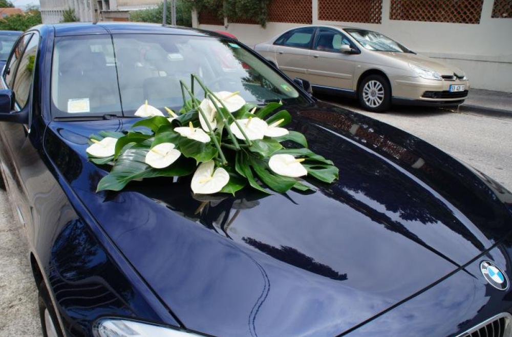 La décoration florale de la voiture des mariés