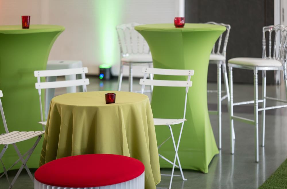 Poufs et tables basses modernes blanches, et couleurs