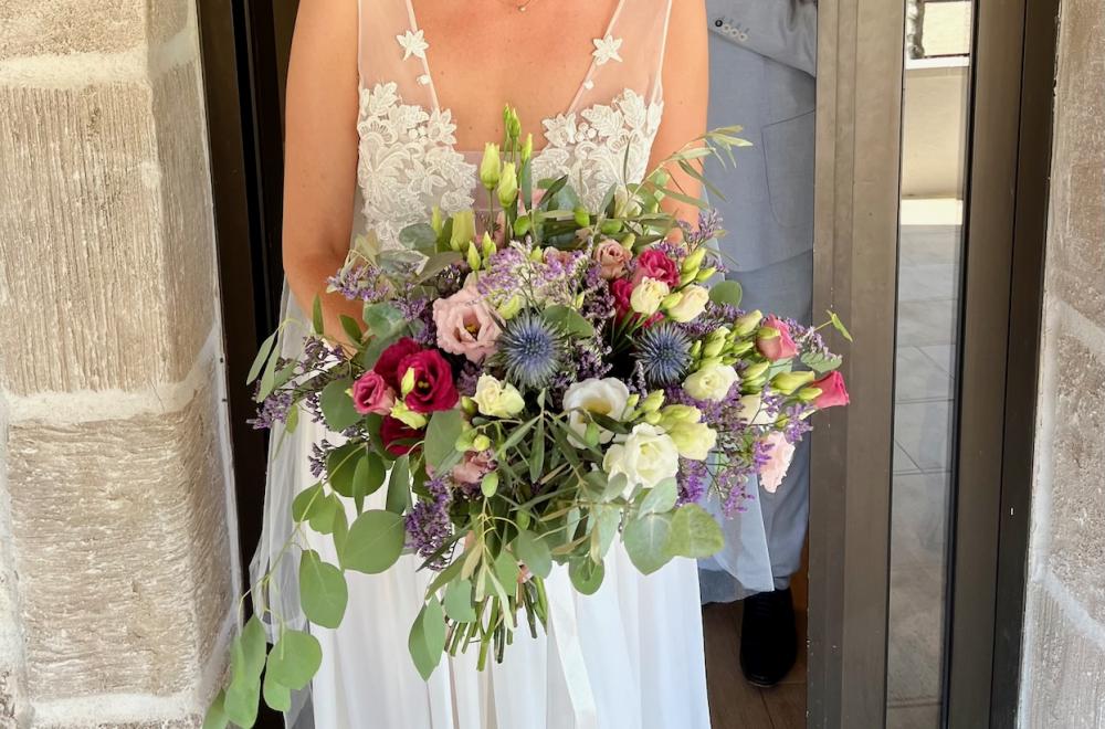 Le bouquet de la mariée et décoration florale du mariage