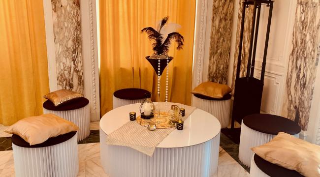 Décoration thème Gatsby à la Villa Gaby, noir et gold