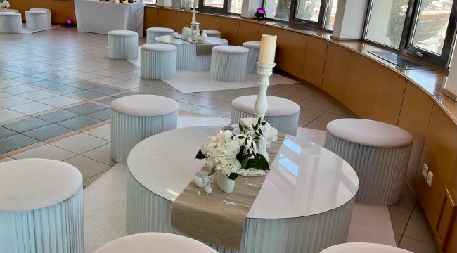 Lounge moderne pour une décoration boite de nuit à Cassis