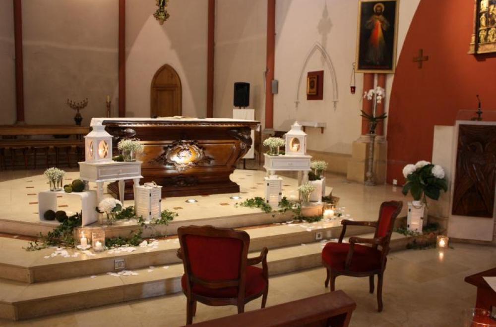 La décoration du mariage à l'église ou la synagogue, lieu de culte