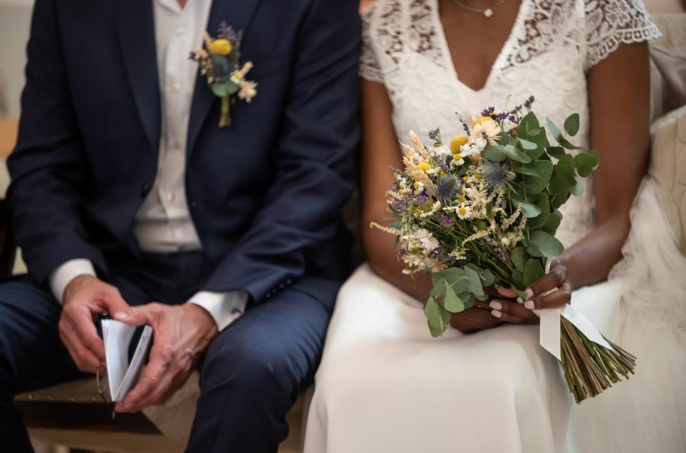 Le bouquet de la mariée et décoration florale du mariage