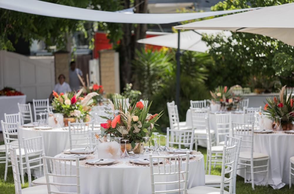 Décoration de tables de mariages colorés, fleurs et feuillages