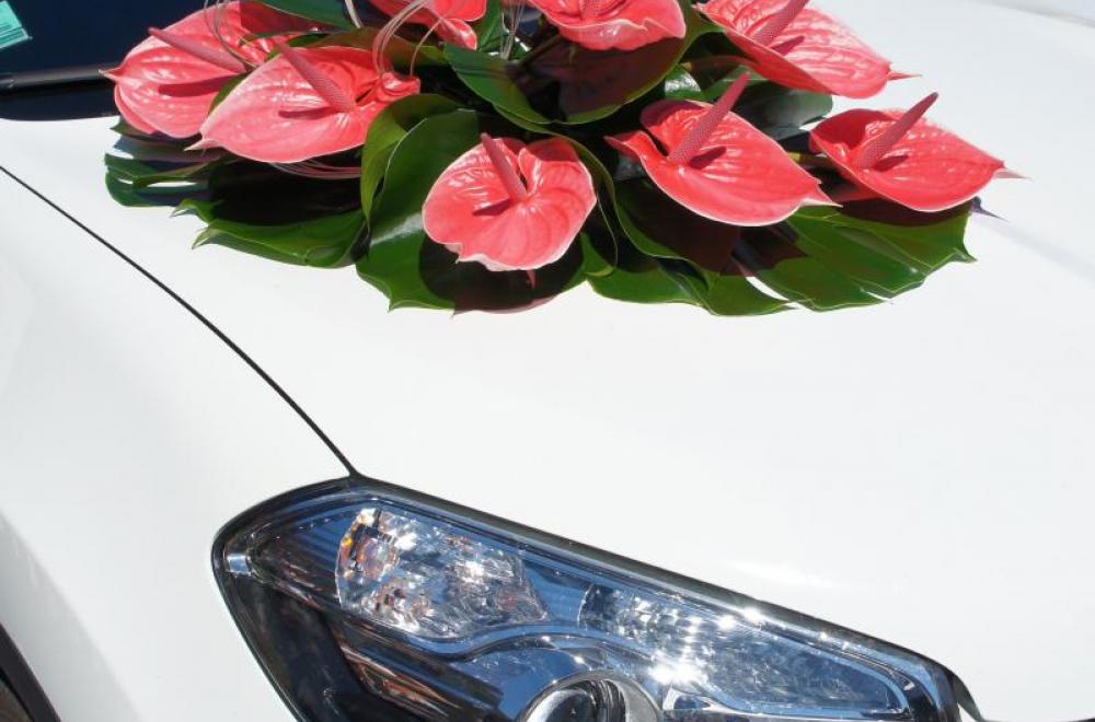 La décoration florale de la voiture des mariés