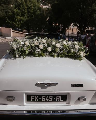 La décoration florale personnalisée de la voiture des mariés