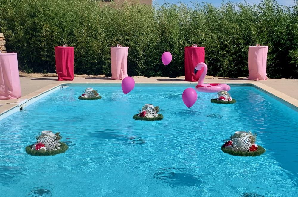 Un anniversaire en rose et gold, déco ballons, piscine et photocall